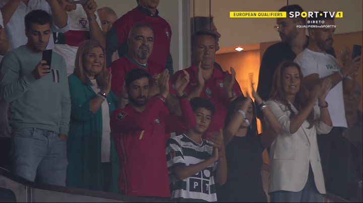 Cảm xúc gia đình trong lễ tri ân Ronaldo trước trận